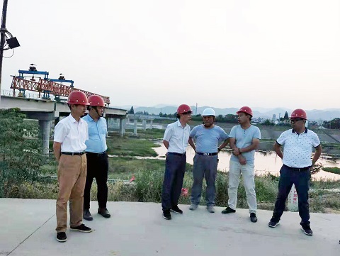 市交通局總工李澤勇到G105太湖東門新橋工地檢查安全生產(chǎn)工作