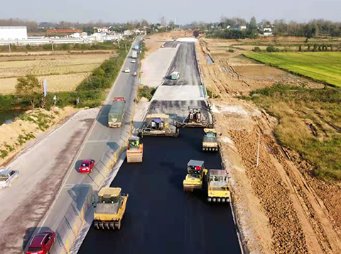 S366合六南通道建設(shè)工程三標(biāo)段瀝青砼下面層試驗段攤鋪工作順利完成