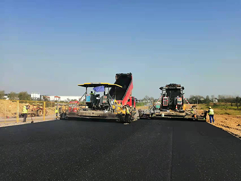 S366合六南通道建設(shè)工程三標(biāo)段瀝青砼下面層試驗段攤鋪工作順利完成