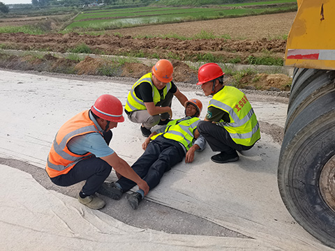 S366合六南通道建設(shè)工程03標(biāo)項(xiàng)目部 開(kāi)展機(jī)械傷害應(yīng)急救援演練