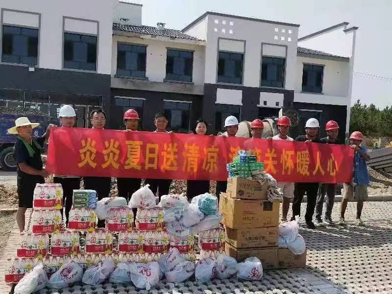 市交控集團(tuán)慰問(wèn)范崗服務(wù)區(qū)高溫作業(yè)一線(xiàn)工人