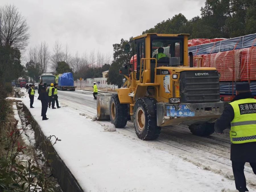 以雪為令！S22天天高速營(yíng)嶺隧道項(xiàng)目部除冰掃雪在行動(dòng)