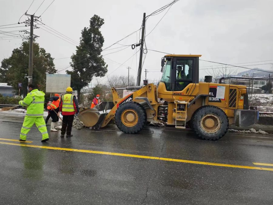 以雪為令！S22天天高速營(yíng)嶺隧道項(xiàng)目部除冰掃雪在行動(dòng)