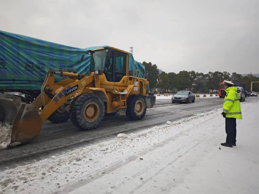 以雪為令！S22天天高速營(yíng)嶺隧道項(xiàng)目部除冰掃雪在行動(dòng)