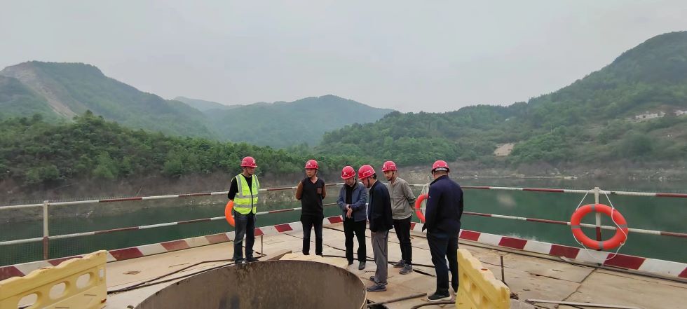 閔芳芬到潛山市滸山湖連心大橋新建工程項(xiàng)目檢查指導(dǎo)工作