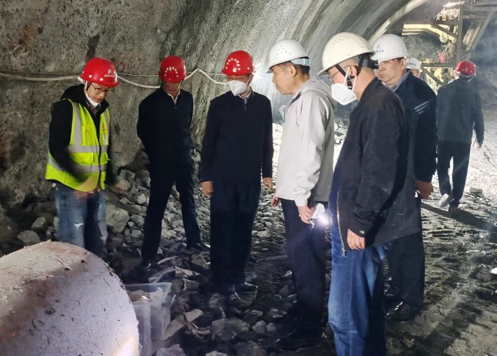 省交通質(zhì)安中心黨委書記、主任沈群一行到營嶺隧道項(xiàng)目開展質(zhì)量安全督查工作