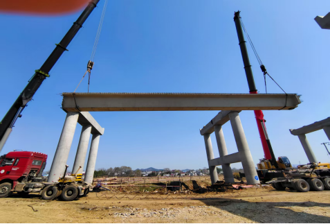 S22天天高速涼月二標二工區(qū)首片預制箱梁順利架設