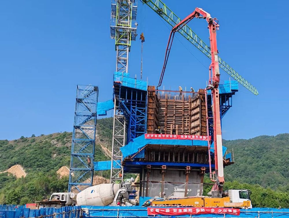 潛山市滸山湖連心大橋新建工程項目1號墩懸臂現(xiàn)澆箱梁0號塊澆筑順利完成