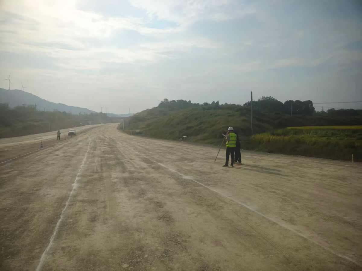 S22天天高速涼月二標(biāo)2工區(qū)路基96-4區(qū)順利驗(yàn)收