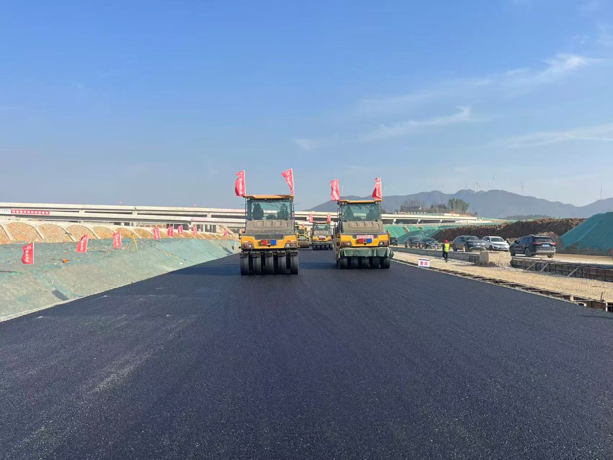 全線(xiàn)首段！S22天天高速?zèng)鲈?標(biāo)瀝青下面層試驗(yàn)段順利完成